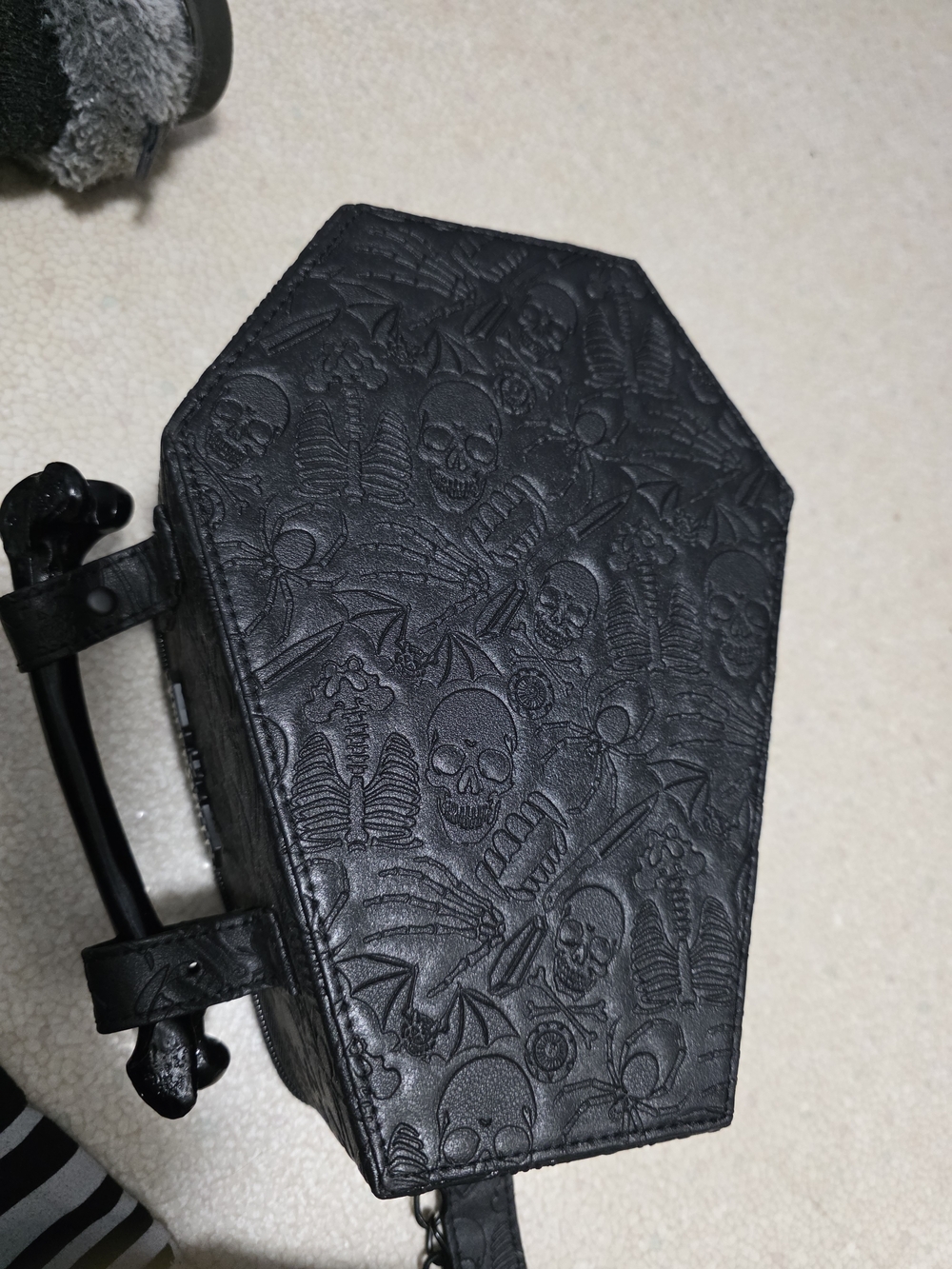 Kreepsville 666- Black Coffin-Shaped Crossbody Bag with Chain Strap - Picture 8 of 11